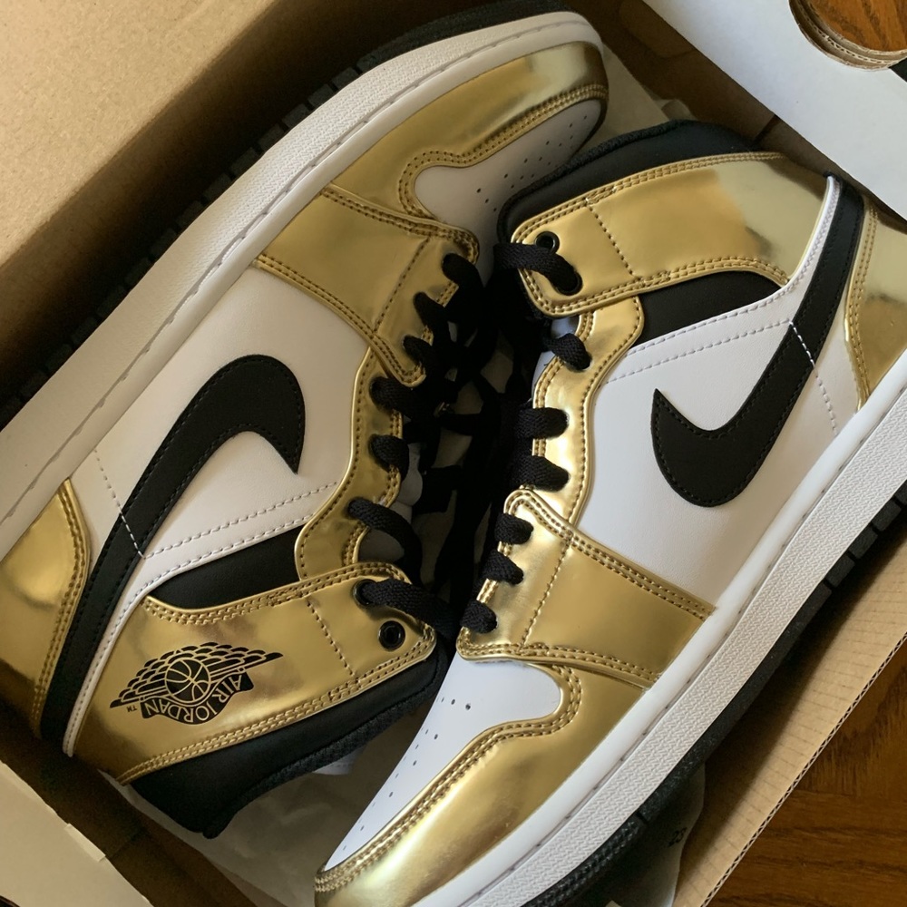 AUTHENTIC AIR JORDAN 1 MID SE shoes in metallic gold/black white color way.